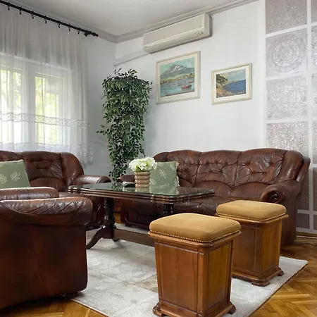 Vintage Apartment *